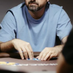 텍사스 홀덤에서 플러드와 스트레이트 중 어느 것이 더 큰가요?