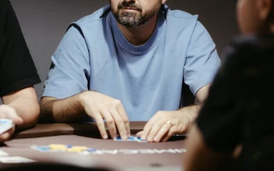 텍사스 홀덤에서 플러드와 스트레이트 중 어느 것이 더 큰가요?